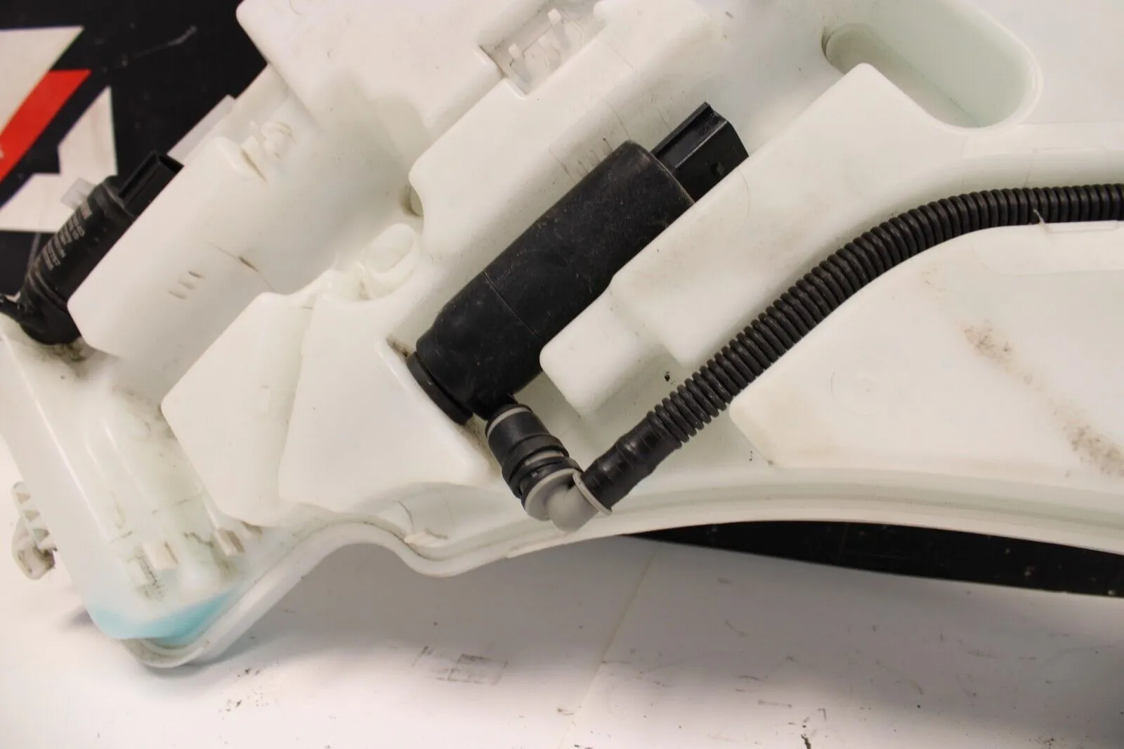 2015-2020  BMW F30 F80 F82 F83 M3 M4 WINDSHIELD FLUID WASHER TANK RESERVOIR