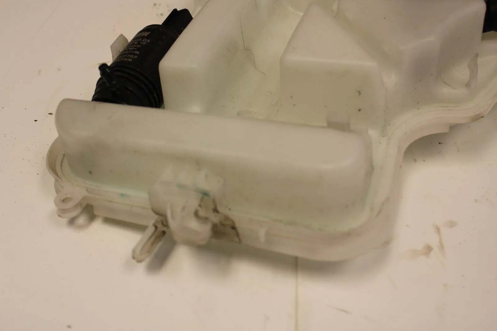 2015-2020  BMW F30 F80 F82 F83 M3 M4 WINDSHIELD FLUID WASHER TANK RESERVOIR