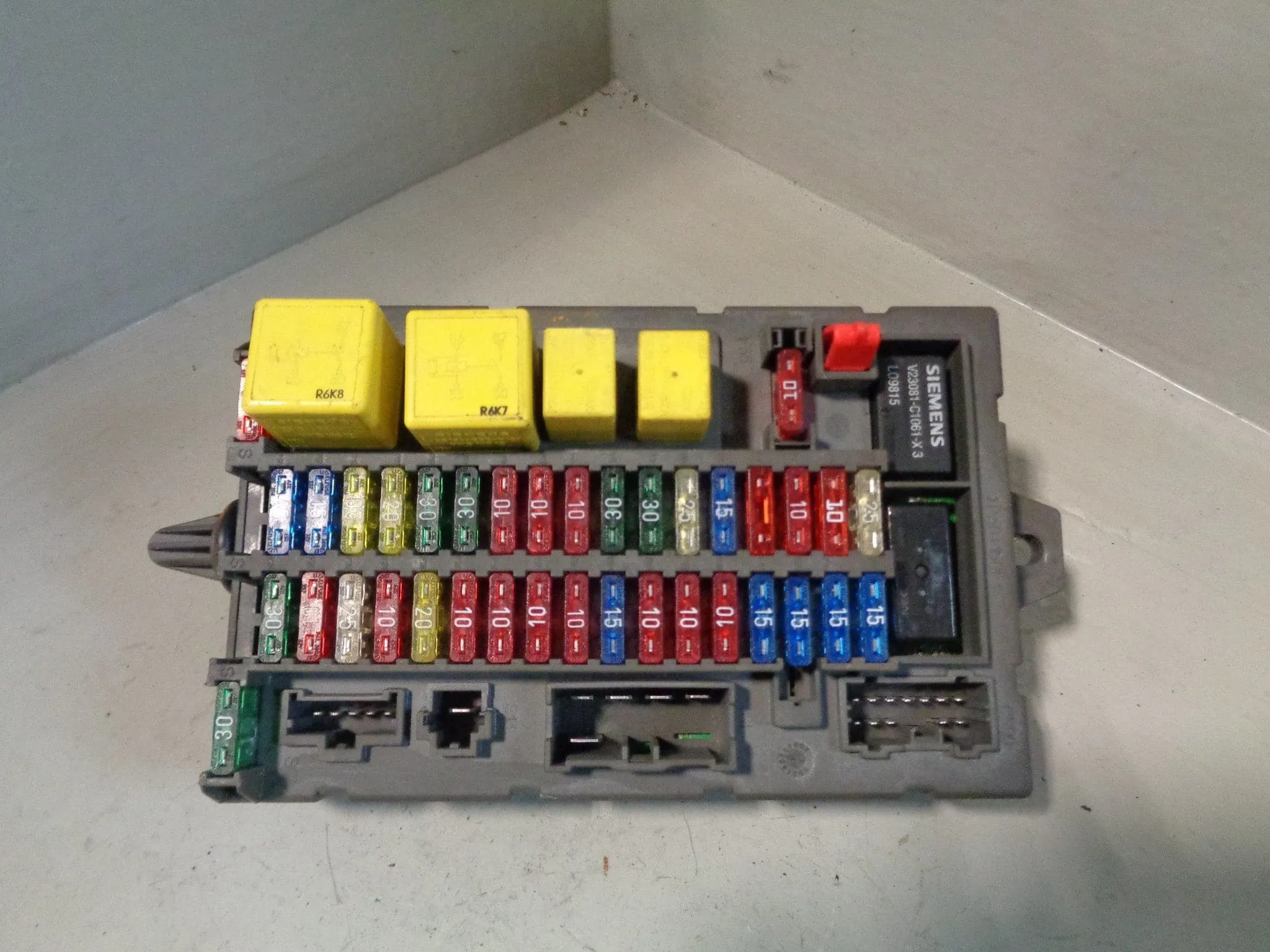 Discovery 2 Fuse Box Under Dash YQE103320 Land Rover 1998 to 2004